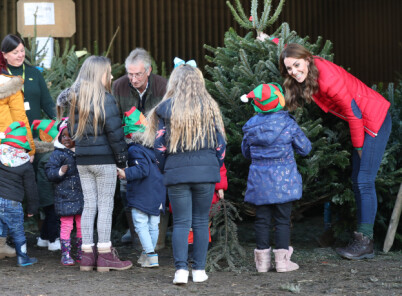JULEAKTIVITETER: Kate deltok blant annet i laging av juledekorasjoner og plukking av juletrær. Foto: NTB Scanpix JULEAKTIVITETER: Kate deltok blant annet i laging av juledekorasjoner og plukking av juletrær. Foto: NTB Scanpix